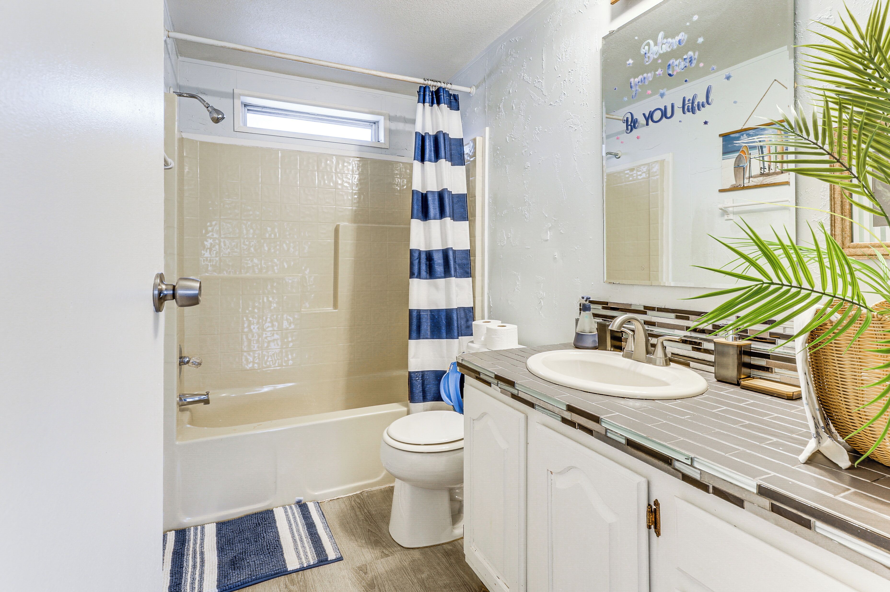 Une salle de bain avec une baignoire, des toilettes et un lavabo.