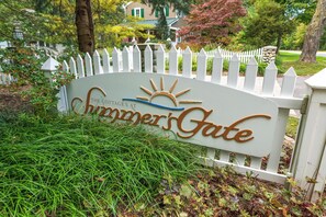 A gated entrance sign with a sun design and the text 'Summer's Gate.' - South Haven Family Lake Getaway 4 Mi to Downtown (South Haven)