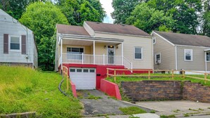 Un quartier résidentiel avec des maisons, une allée et une pelouse.