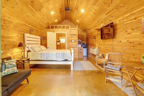 Near Trails! Ozark Mtn Hideaway w/ Fire Pit, Grill
