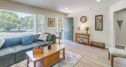 Walk to Main St! Quiet Mendocino County Retreat