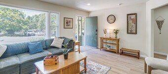 Walk to Main St! Quiet Mendocino County Retreat