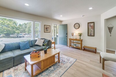 Walk to Main St! Quiet Mendocino County Retreat