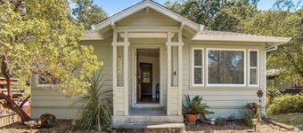 Walk to Main St! Quiet Mendocino County Retreat