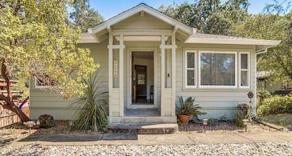 Walk to Main St! Quiet Mendocino County Retreat