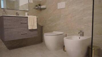 Dusche, Haartrockner, Bidet, Handtücher