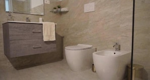 Douche, sèche-cheveux, bidet, serviettes fournies