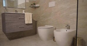 Shower, hair dryer, bidet, soap - La Pace – Room in the Historic Center of Stia – 2 (Stia)