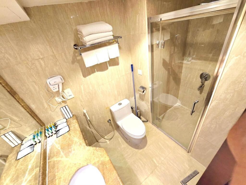 デラックス 4 人部屋 | バスルーム | シャワー、バスアメニティ (無料)、ヘアドライヤー、タオル