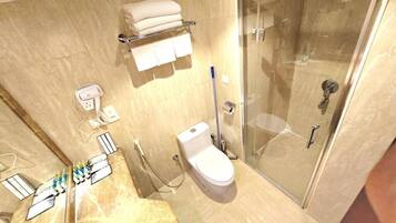 Deluxe Quadruple Room | Bathroom