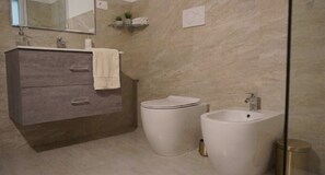Ducha, secador de pelo, bidet, toallas