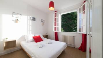House | 4 bedrooms, iron/ironing board, bed sheets