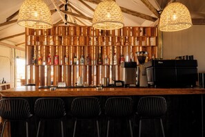 Bar (trong khuôn viên)