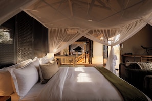 Ein Schlafzimmer mit einem großen Bett, einem Schreibtisch und einem Stuhl.