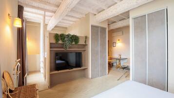 Signature-Doppelzimmer, Balkon, Blick auf den Innenhof | Zimmersafe, schallisolierte Zimmer, Babybetten, kostenloses WLAN