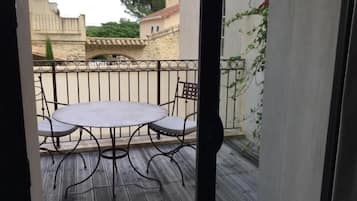 Kamar Double Khas, balkon, pemandangan halaman | Tempat makan outdoor