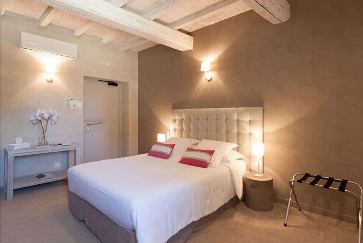 Chambre Confort double, accessible aux personnes à mobilité réduite | Coffre-fort, système d’insonorisation, lit de bébé (supplément)