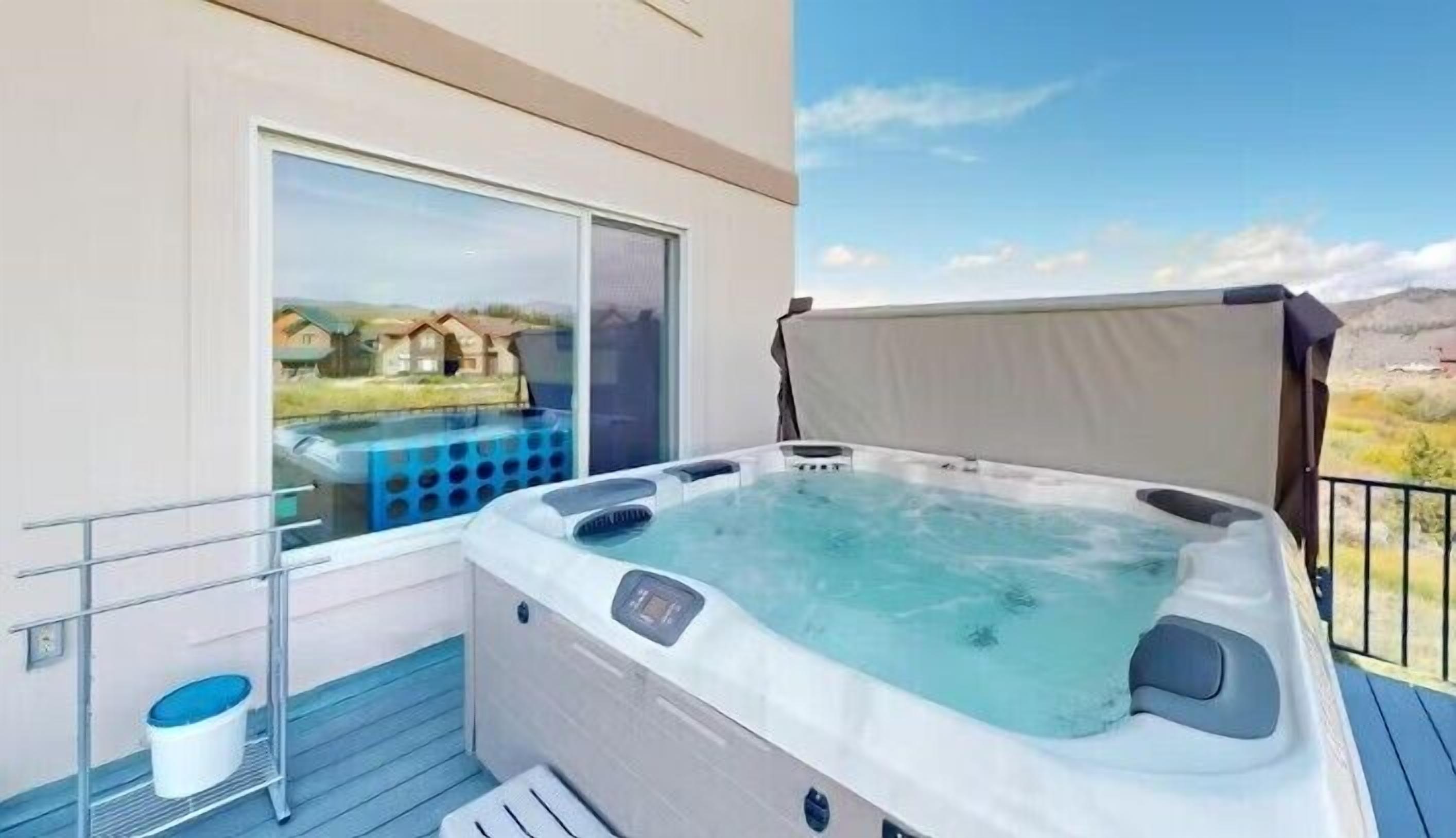 Un jacuzzi en un balcón con vistas al paisaje.