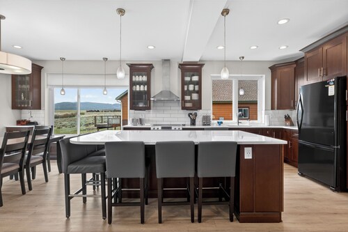 101 Harebell Circle Magnificent mt home, private HT, mt views, game room & more