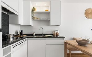 Wasserkocher mit Kaffee-/Teezubehör, Kühlschrank, Mikrowelle, Ofen