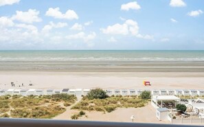 On the beach - Indigo Seasight - holiday with front-row sea views (Nieuwpoort)