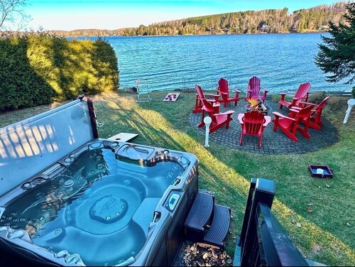 Waterfront Getaway with a Spa • Family-friendly chalet that sleeps 11
