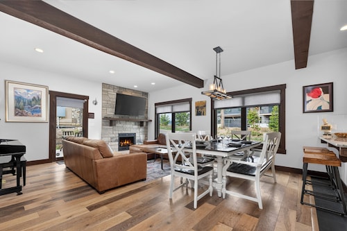 4 bedroom home, private HT, 2 living spaces and close to trails