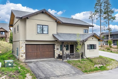 4 bedroom home, private HT, 2 living spaces and close to trails