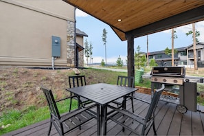 Outdoor dining - 4 bedroom home, private HT, 2 living spaces and close to trails (Fraser)