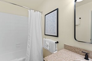 Towels - Ground floor, renovated, private patio, near outdoor trails (Fraser)