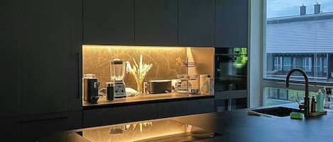 Een magnetron, een oven, een vaatwasser