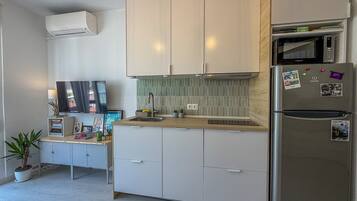 Refrigerador, microondas, placa de cocina, lavavajillas