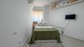 Tabla de planchar con plancha, wifi, ropa de cama