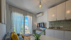 Moderni keittiö, jossa on ruokailutila, televisio ja näkymä ulos.
