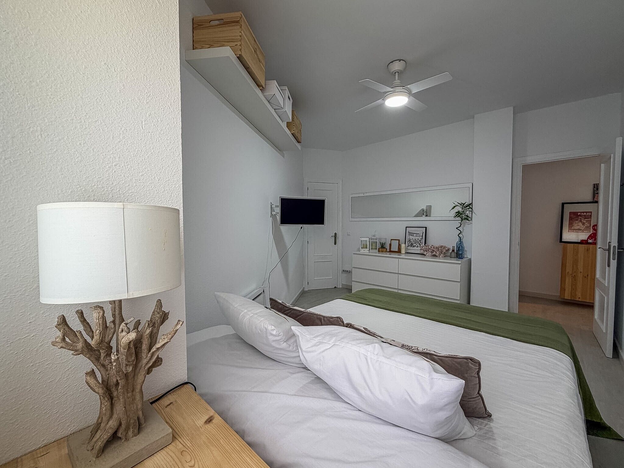 Planxa i posts de planxar, wifi i roba de llit 