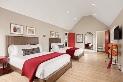 The Varsity Club: Walk to IU stadiums + epic game room, 3BR sleeps 8 & built for game-day weekends