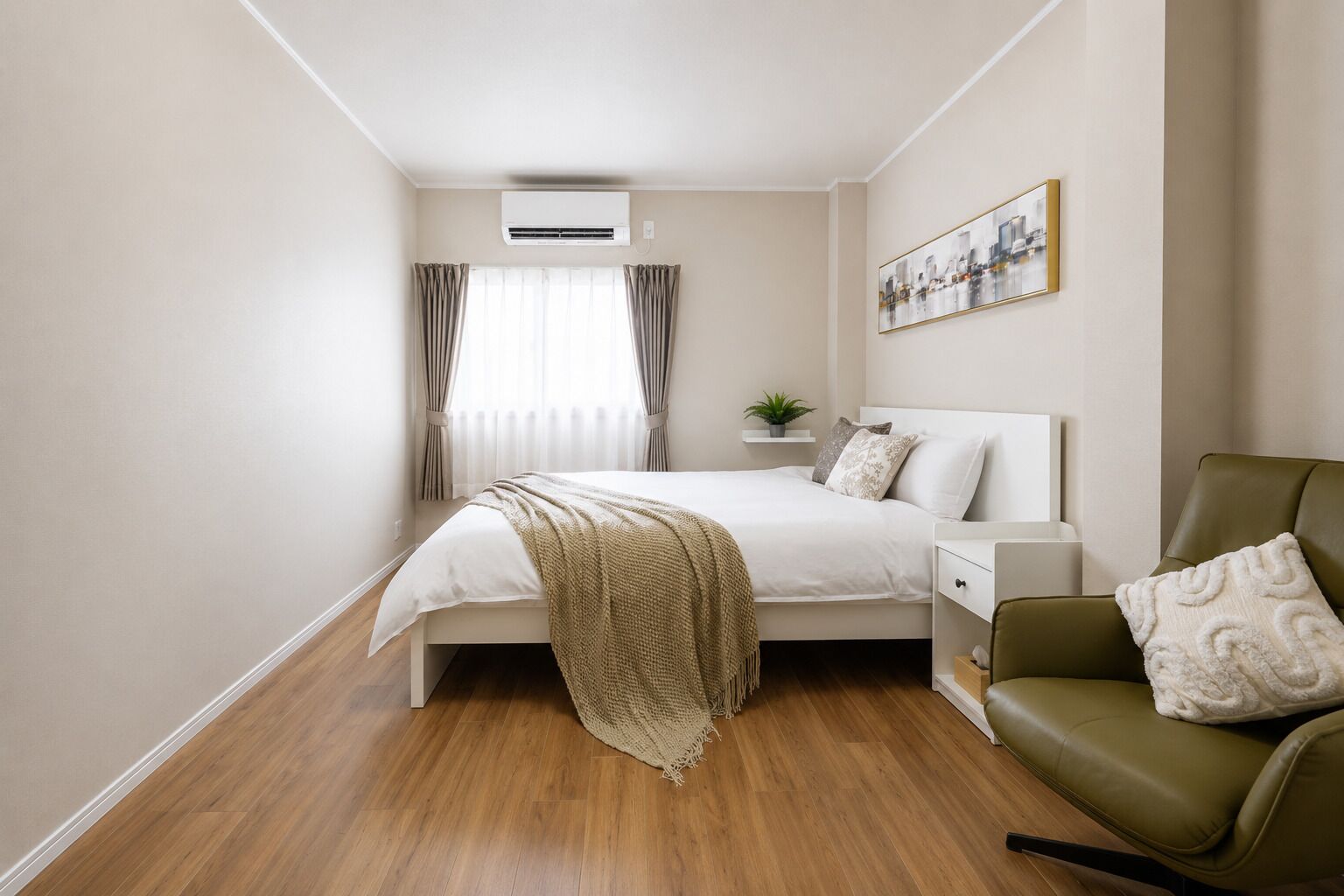 Une chambre à coucher moderne avec un lit, une table de chevet, une chaise et une œuvre d’art accrochée au mur.