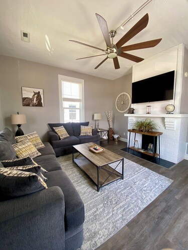 Prime Downtown Owensboro Stay • 2BR Steps to Riverfront & Brescia