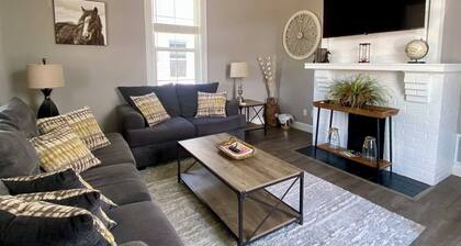 Prime Downtown Owensboro Stay • 2BR Steps to Riverfront & Brescia