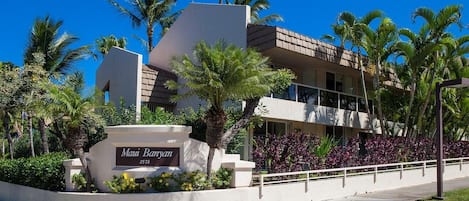 A modern hotel with a sign reading "Maui Banyan 2515".