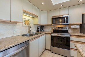 Private kitchen - Maui Banyan H406 1 Bedroom Condo (Kihei)