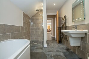 Bathroom - Luxury Holiday Cottage with Sea Views in Criccieth | Stabal-Ednyfed (Criccieth)