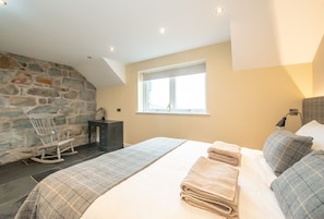 Iron/ironing board, travel crib, WiFi, bed sheets
