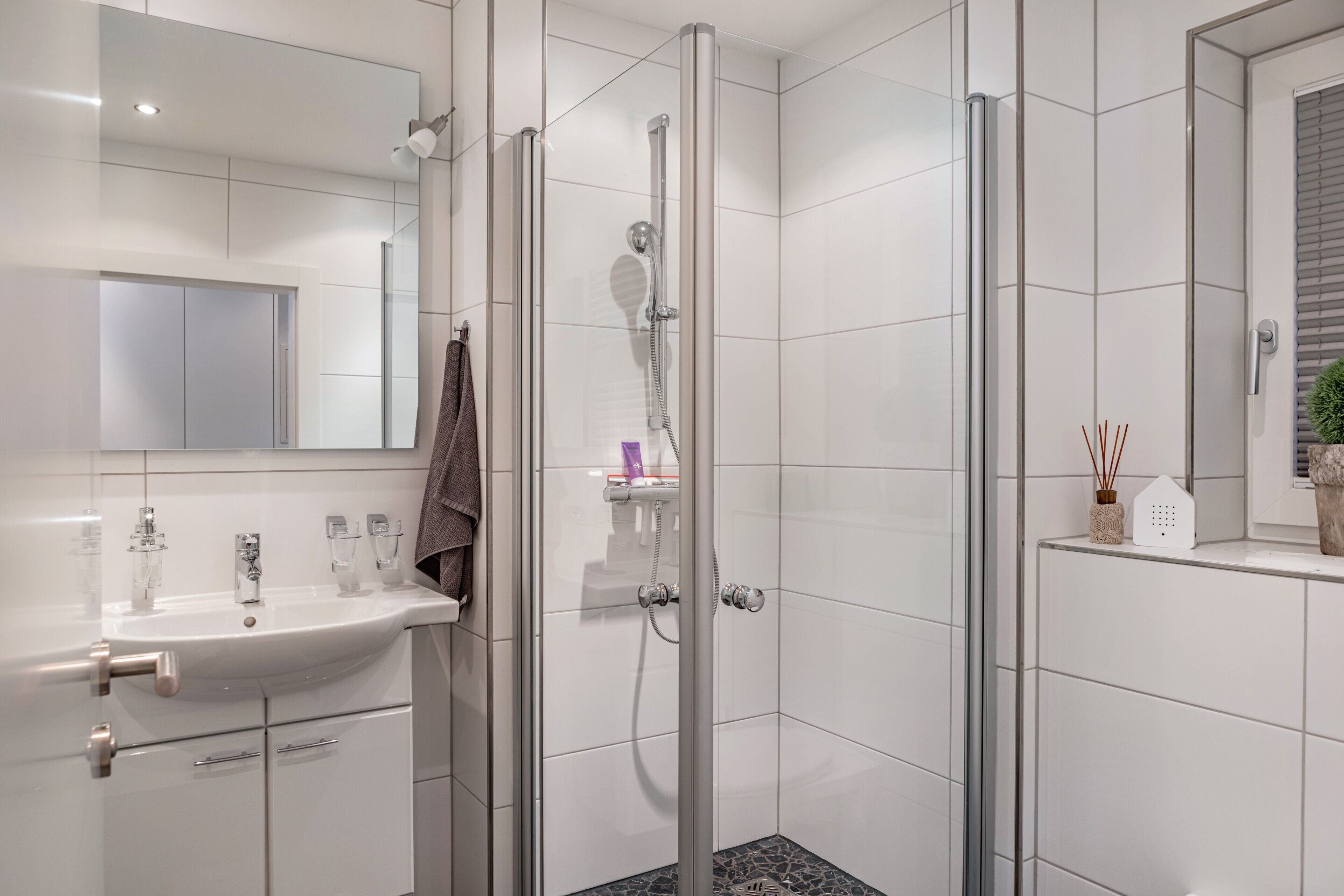 Een douche, een haardroger, handdoeken