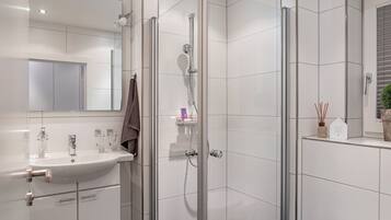 Een douche, een haardroger, handdoeken