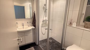Dusche, Haartrockner, Handtücher