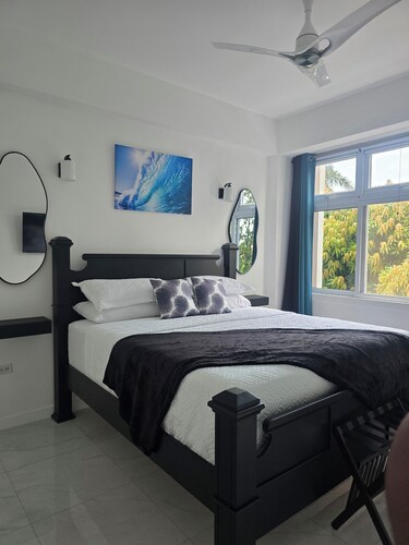 Central 1-BR apartment with 24/7 security, pool, workspace in Kingston