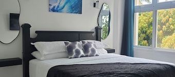 Central 1-BR apartment with 24/7 security, pool, workspace in Kingston