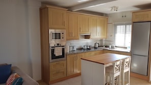 Private kitchen - SOLRIVIERA, in a great location, within walking distance of amenities (AN)