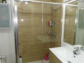 Chuveiro, toalhas de banho